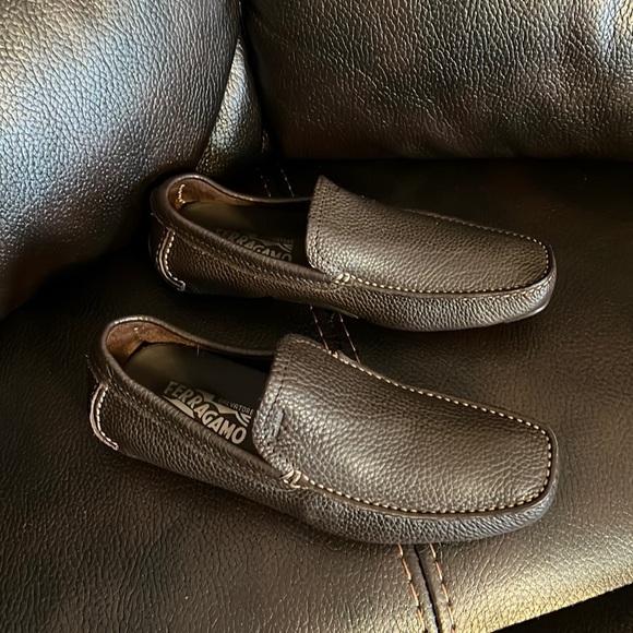 SALE!! Salvatore Ferragamo men’s leather logo drivers loafers NEW